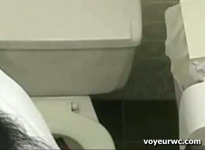 Peeing voyeur girls2